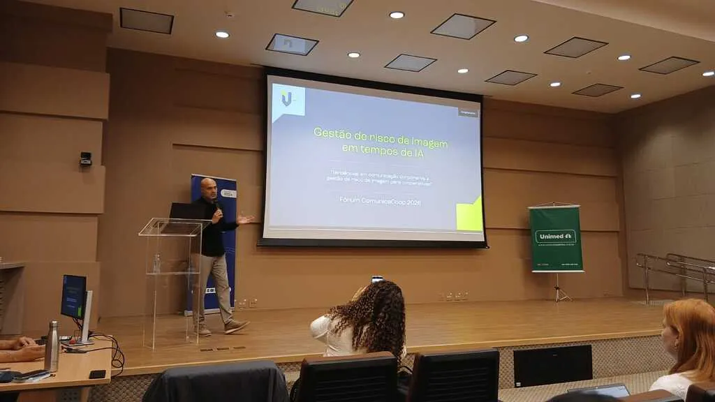 "ComunicaCoop 2026" é aberto com palestra sobre gestão de risco de imagem em tempos de IA