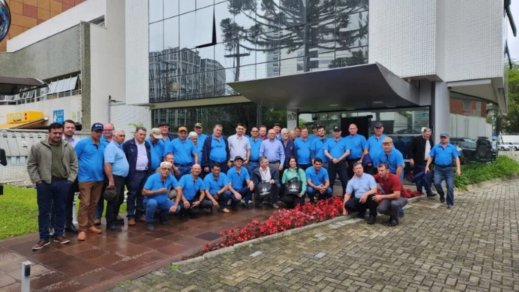 Cooperados paraguaios conhecem o cooperativismo paranaense