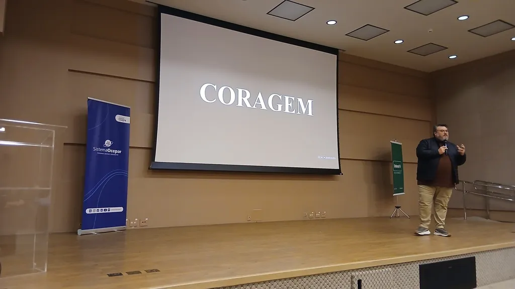Palestra de Léo Carvalho encerra "ComunicaCoop 2026" em Londrina/PR